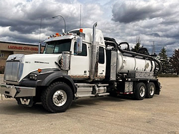 Thanks to Maritime Environmental for their recent purchase of this beauty. 2015 Western Star DOT Code Dumping Tank, blower low mileage Western Star Sleeper. Thanks Kenny Robinson for your continued business.